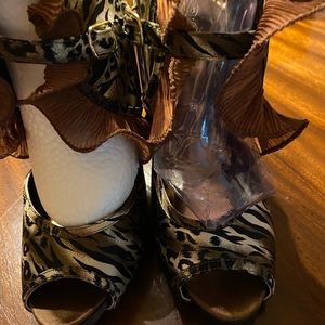 Fabulous Wild Love Sz 10 Perp Toe 4.5” Heels VGUC